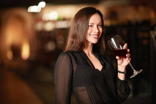 Comment organiser une soirée de dégustation de vins avec des plats assortis?