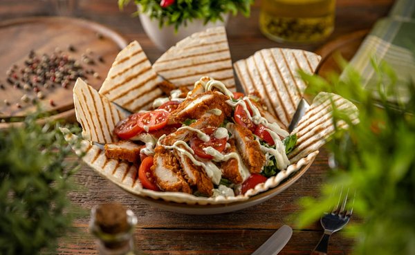 Comment créer un menu de plats à base de poisson d'eau douce pour un restaurant de bord de rivière ?